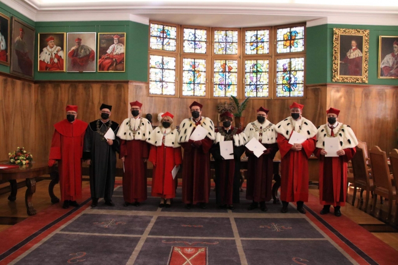 Group photos of rectors in a decorated office