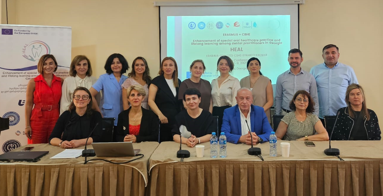 Fot. 2. Zespół projektowy podczas konferencji na Uniwersytecie MEdycznym w Kutaisi