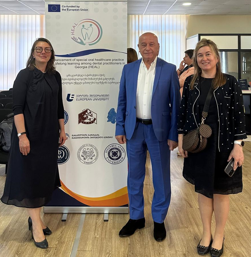 Fot. 4. Prof. Karolina Gerreth i prof. Elżbieta Paszyńska w towarzystkie prof. Tengiza Lobzhanidze z UM w Kutaisi